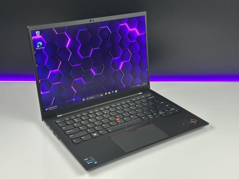 Lenovo ThinkPad X1 Carbon Gen 9 i7-1185G7, 16GB, 14" FHD+ – ultralekki laptop biznesowy z podświetlaną klawiaturą US i obsługą polskich znaków.