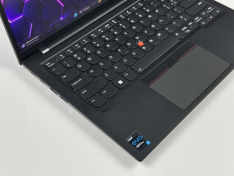 Lenovo ThinkPad X1 Carbon Gen 9 i7-1185G7, 16GB, 14" FHD+ – ultralekki laptop biznesowy z podświetlaną klawiaturą US i obsługą polskich znaków.