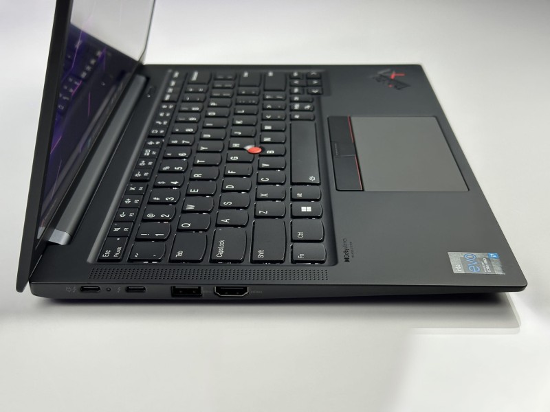 Lenovo ThinkPad X1 Carbon Gen 9 i7-1185G7, 16GB, 14" FHD+ – ultralekki laptop biznesowy z podświetlaną klawiaturą US i obsługą polskich znaków.