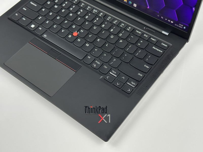 Lenovo ThinkPad X1 Carbon Gen 9 i7-1185G7, 16GB, 14" FHD+ – ultralekki laptop biznesowy z podświetlaną klawiaturą US i obsługą polskich znaków.