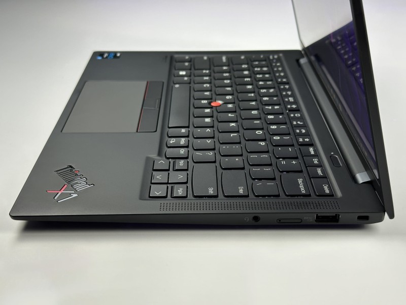 Lenovo ThinkPad X1 Carbon Gen 9 i7-1185G7, 16GB, 14" FHD+ – ultralekki laptop biznesowy z podświetlaną klawiaturą US i obsługą polskich znaków.