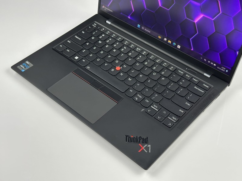 Lenovo ThinkPad X1 Carbon Gen 9 i7-1185G7, 16GB, 14" FHD+ – ultralekki laptop biznesowy z podświetlaną klawiaturą US i obsługą polskich znaków.