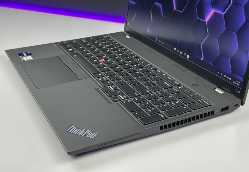 Lenovo ThinkPad T16 Gen 1 z i7-1270P i dotykowym ekranem 16” FHD+. Wydajny laptop biznesowy z dużą przestrzenią roboczą do pracy i multitaskingu (6).JPG