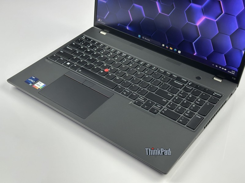 Lenovo ThinkPad T16 Gen 1 z i7-1270P i dotykowym ekranem 16” FHD+. Wydajny laptop biznesowy z dużą przestrzenią roboczą do pracy i multitaskingu (10).JPG