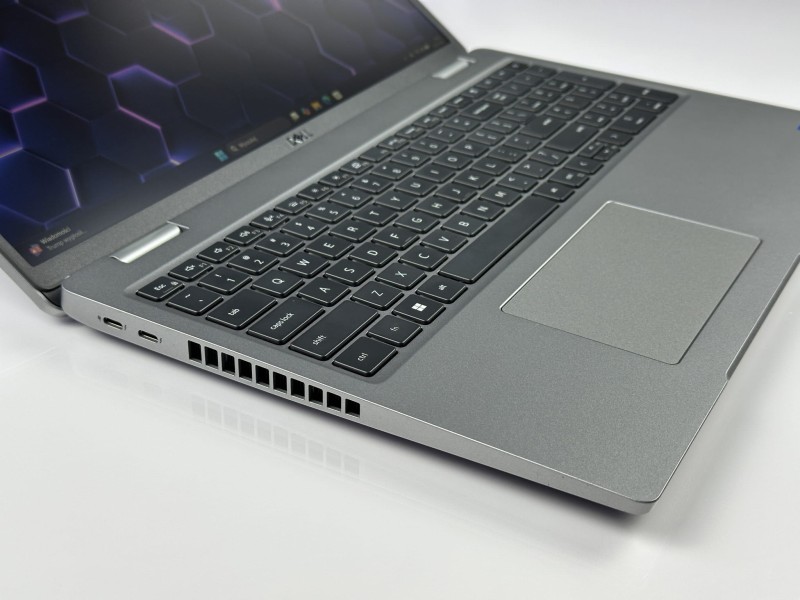 Dell Latitude 5520 z i5-1135G7, matrycą FHD, klawiaturą US (PL QWERTY) – mobilny laptop biznesowy stworzony do pracy w każdych warunkach.