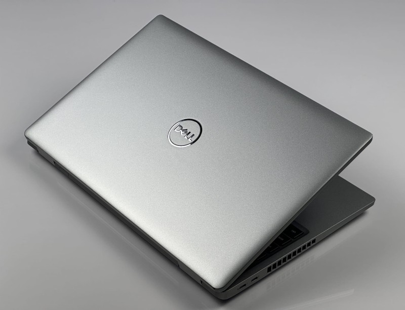 Dell Latitude 5520 z i5-1135G7, matrycą FHD, klawiaturą US (PL QWERTY) – mobilny laptop biznesowy stworzony do pracy w każdych warunkach.
