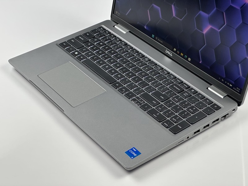Dell Latitude 5520 z i5-1135G7, matrycą FHD, klawiaturą US (PL QWERTY) – mobilny laptop biznesowy stworzony do pracy w każdych warunkach.
