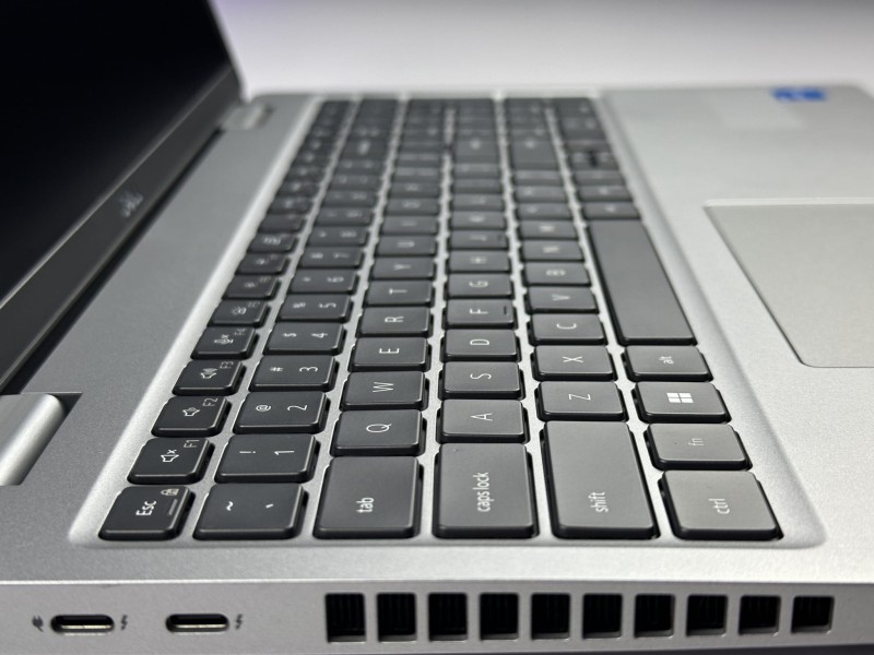 Dell Latitude 5520 z i5-1135G7, matrycą FHD, klawiaturą US (PL QWERTY) – mobilny laptop biznesowy stworzony do pracy w każdych warunkach.