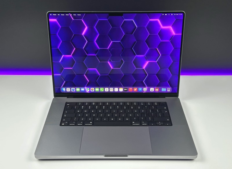 MacBook Pro 16 A2485 z M1 Pro i 16GB RAM. Ekran 16” Liquid Retina XDR zapewnia wyjątkową jakość obrazu do montażu, grafiki i pracy kreatywnej.