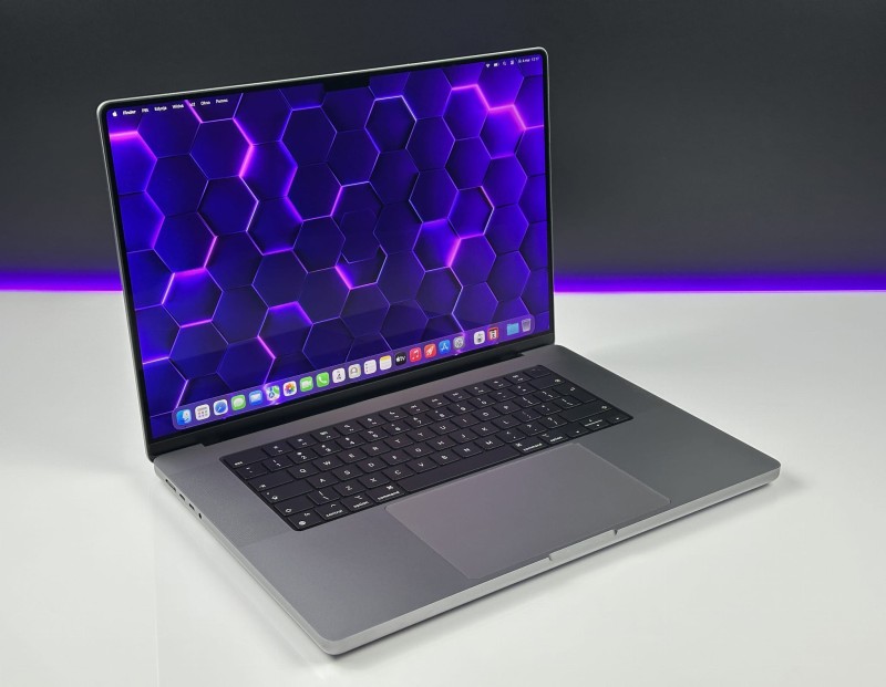 MacBook Pro 16 A2485 z M1 Pro i 16GB RAM. Ekran 16” Liquid Retina XDR zapewnia wyjątkową jakość obrazu do montażu, grafiki i pracy kreatywnej.