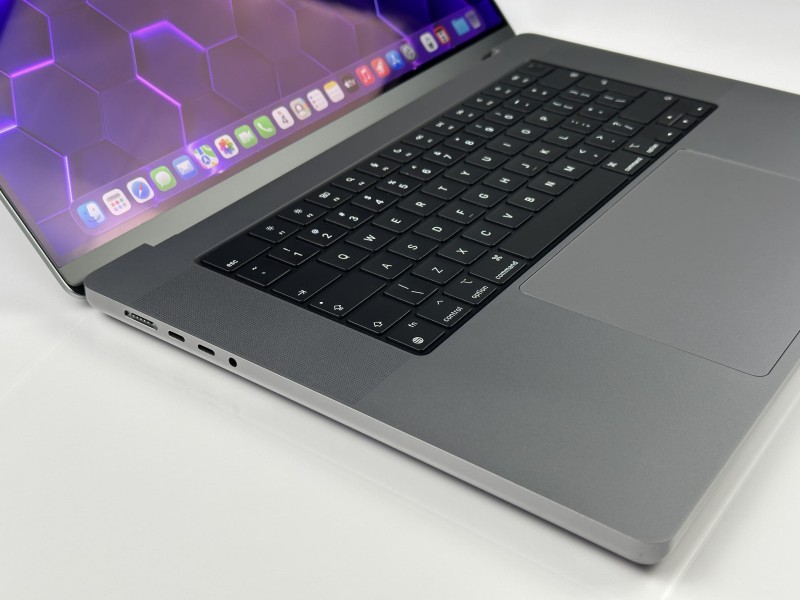 MacBook Pro 16 A2485 z M1 Pro i 16GB RAM. Ekran 16” Liquid Retina XDR zapewnia wyjątkową jakość obrazu do montażu, grafiki i pracy kreatywnej.