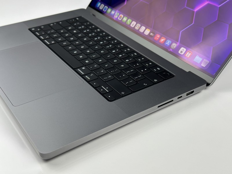 MacBook Pro 16 A2485 z M1 Pro i 16GB RAM. Ekran 16” Liquid Retina XDR zapewnia wyjątkową jakość obrazu do montażu, grafiki i pracy kreatywnej.
