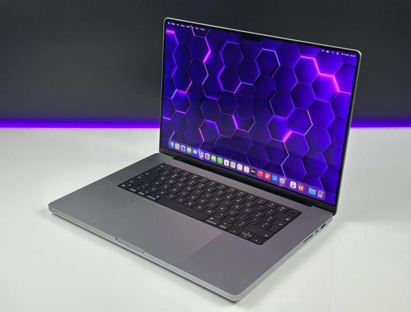 MacBook Pro 16 A2485 z M1 Pro i 16GB RAM. Ekran 16” Liquid Retina XDR zapewnia wyjątkową jakość obrazu do montażu, grafiki i pracy kreatywnej.