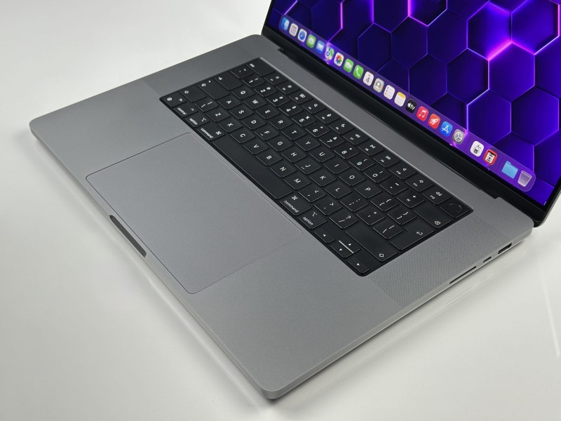 MacBook Pro 16 A2485 z M1 Pro i 16GB RAM. Ekran 16” Liquid Retina XDR zapewnia wyjątkową jakość obrazu do montażu, grafiki i pracy kreatywnej.