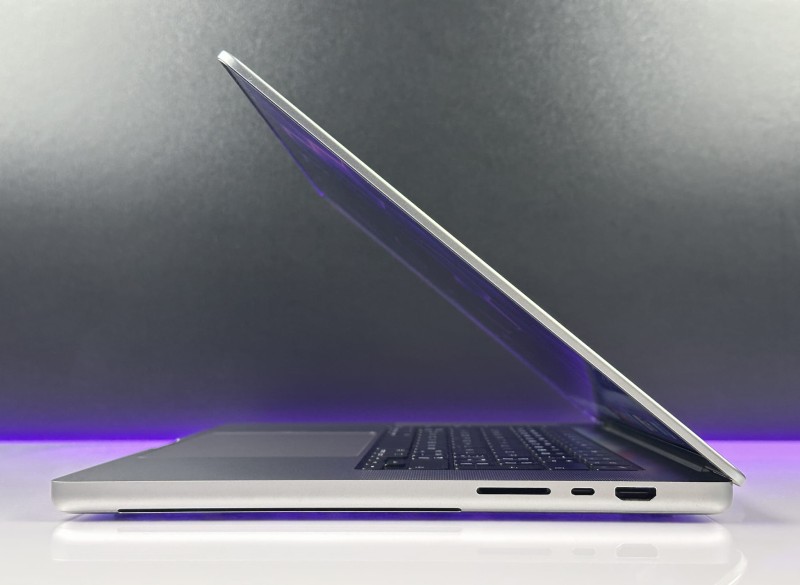 MacBook Pro 16 A2485 z M1 Pro i 16GB RAM. Ekran 16” Liquid Retina XDR zapewnia wyjątkową jakość obrazu do montażu, grafiki i pracy kreatywnej.