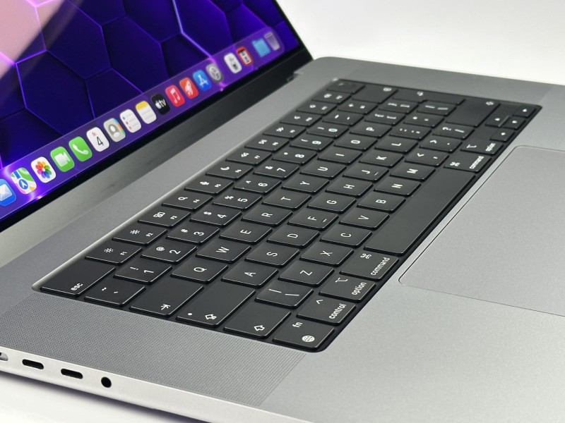 MacBook Pro 16 A2485 z M1 Pro i 16GB RAM. Ekran 16” Liquid Retina XDR zapewnia wyjątkową jakość obrazu do montażu, grafiki i pracy kreatywnej.