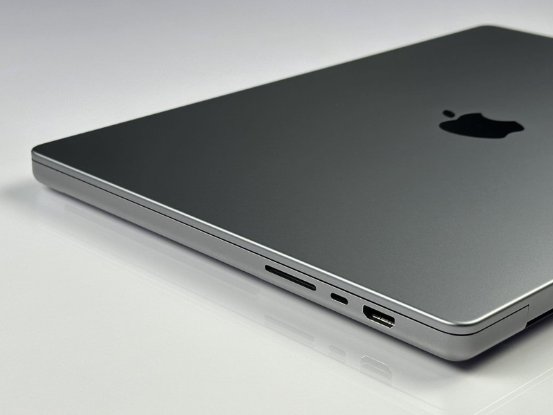 MacBook Pro 16 A2485 z M1 Pro i 16GB RAM. Ekran 16” Liquid Retina XDR zapewnia wyjątkową jakość obrazu do montażu, grafiki i pracy kreatywnej.