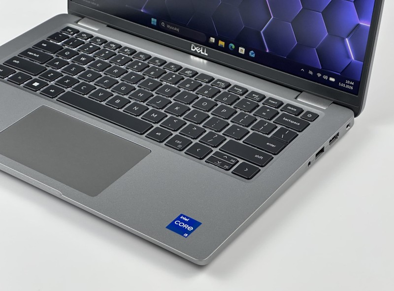 Dell Latitude 5440 z i5-1345U, matrycą FHD i klawiaturą US (PL QWERTY) – laptop biznesowy łączący wydajność, mobilność i wygodę codziennej pracy (4).JPG