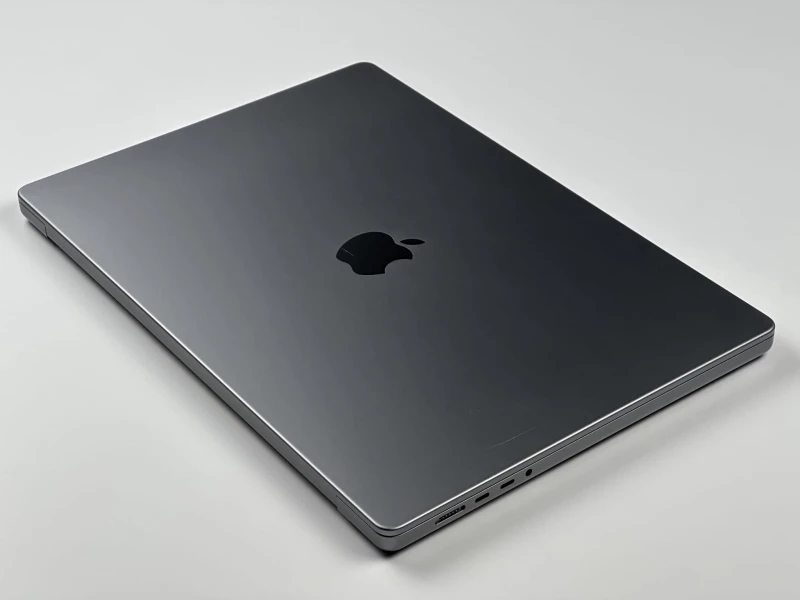 MacBook Pro 16 A2485 z M1 Pro i 16GB RAM. Ekran 16” Liquid Retina XDR zapewnia wyjątkową jakość obrazu do montażu, grafiki i pracy kreatywnej.