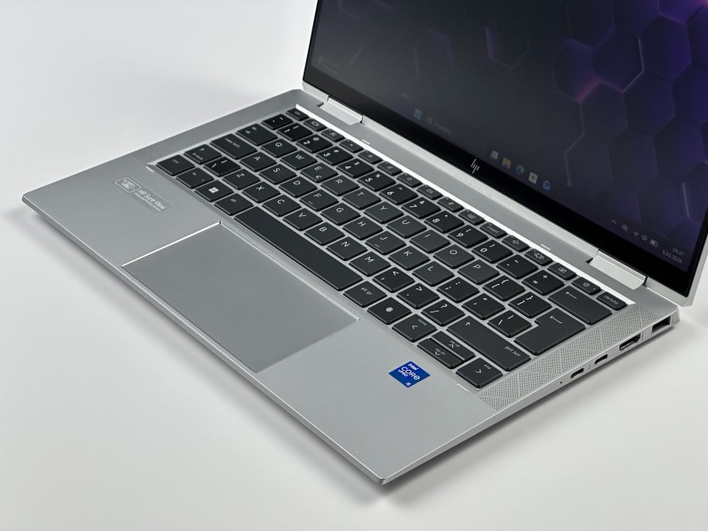 HP EliteBook x360 1030 G8 z i5-1145G7, 16GB RAM, dotykowym ekranem FHD i modemem LTE – mobilność, styl i pełna funkcjonalność.
