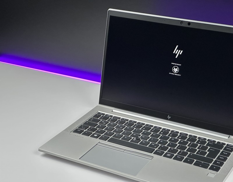HP EliteBook 845 G8 z Ryzen 5 5650U i dotykowym ekranem 14” FHD. Biznesowy laptop z matową matrycą zapewnia komfort pracy w biurze i w podróży.