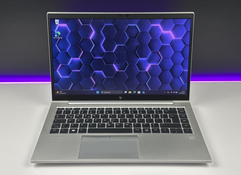 HP EliteBook 845 G8 z Ryzen 5 5650U i dotykowym ekranem 14” FHD. Biznesowy laptop z matową matrycą zapewnia komfort pracy w biurze i w podróży.