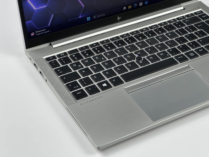 HP EliteBook 845 G8 z Ryzen 5 5650U i dotykowym ekranem 14” FHD. Biznesowy laptop z matową matrycą zapewnia komfort pracy w biurze i w podróży.