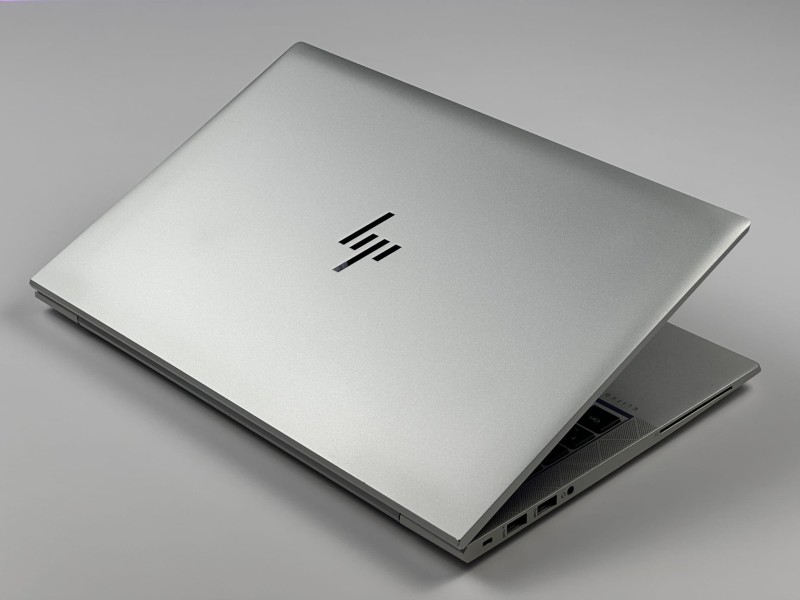 HP EliteBook 845 G8 z Ryzen 5 5650U i dotykowym ekranem 14” FHD. Biznesowy laptop z matową matrycą zapewnia komfort pracy w biurze i w podróży.