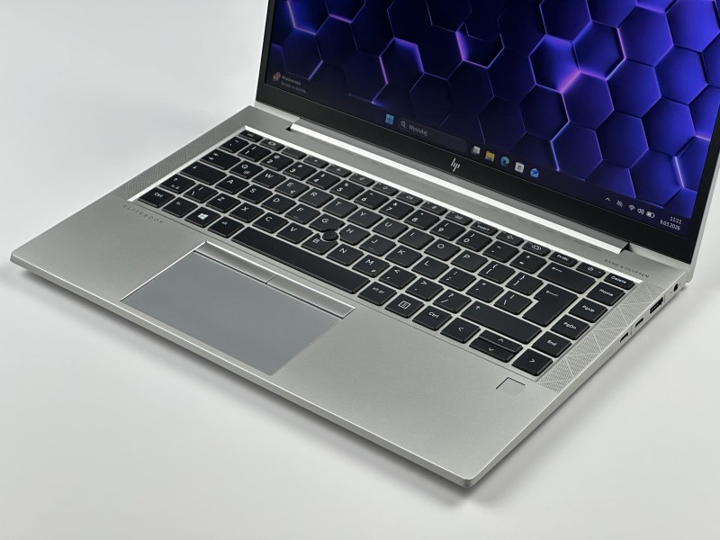 HP EliteBook 845 G8 z Ryzen 5 5650U i dotykowym ekranem 14” FHD. Biznesowy laptop z matową matrycą zapewnia komfort pracy w biurze i w podróży.