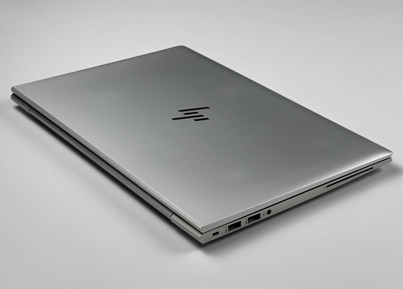 HP EliteBook 845 G8 z Ryzen 5 5650U i dotykowym ekranem 14” FHD. Biznesowy laptop z matową matrycą zapewnia komfort pracy w biurze i w podróży.