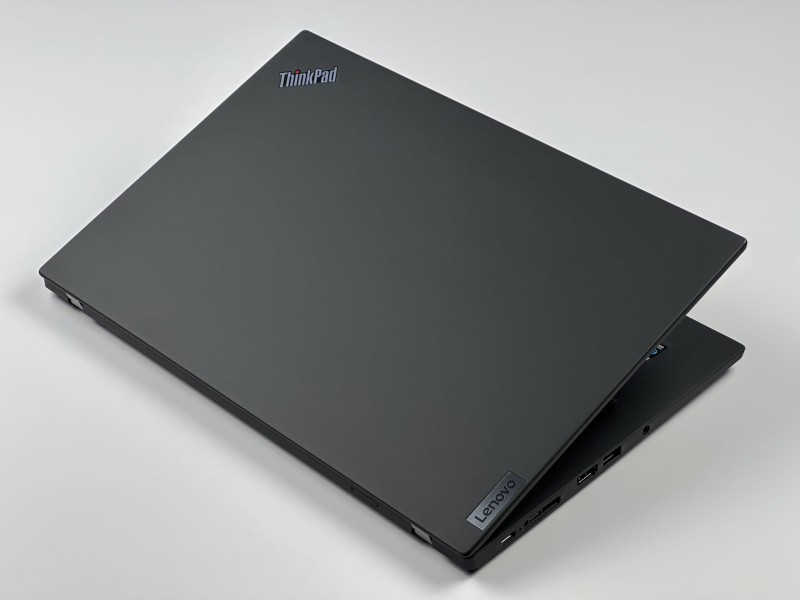 Lenovo ThinkPad T14s Gen 2 z procesorem i7-1165G7, 16GB RAM, matrycą FHD, LTE. Idealny dla profesjonalistów szukających wydajności i mobilności.
