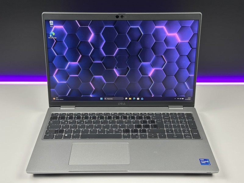 Dell Latitude 5521 z i7-11850H i dotykowym ekranem FHD 15,6 to wydajny laptop biznesowy, który łączy komfort pracy z nowoczesną funkcjonalnością (1).JPG