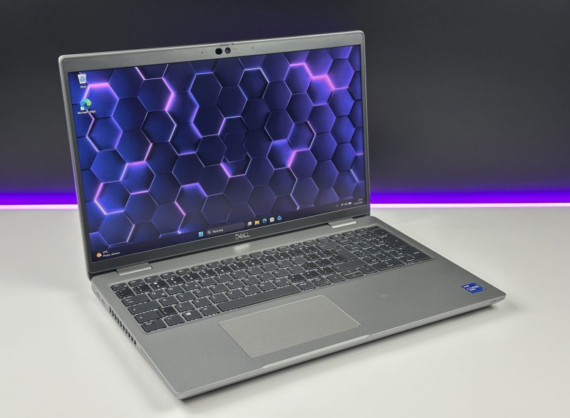 Dell Latitude 5521 z i7-11850H i dotykowym ekranem FHD 15,6 to wydajny laptop biznesowy, który łączy komfort pracy z nowoczesną funkcjonalnością (3).JPG
