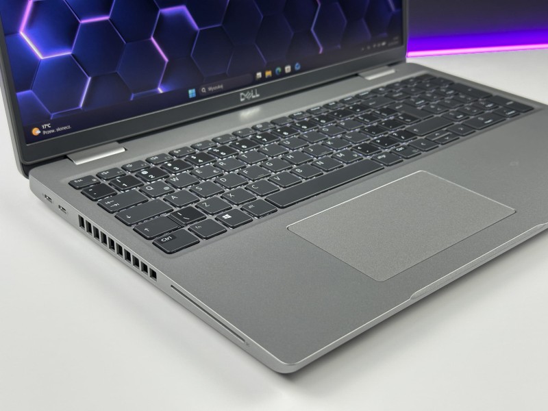 Dell Latitude 5521 z i7-11850H i dotykowym ekranem FHD 15,6 to wydajny laptop biznesowy, który łączy komfort pracy z nowoczesną funkcjonalnością (4).JPG