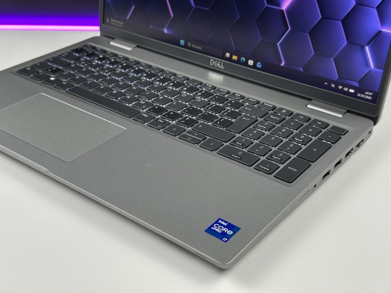 Dell Latitude 5521 z i7-11850H i dotykowym ekranem FHD 15,6 to wydajny laptop biznesowy, który łączy komfort pracy z nowoczesną funkcjonalnością (5).JPG
