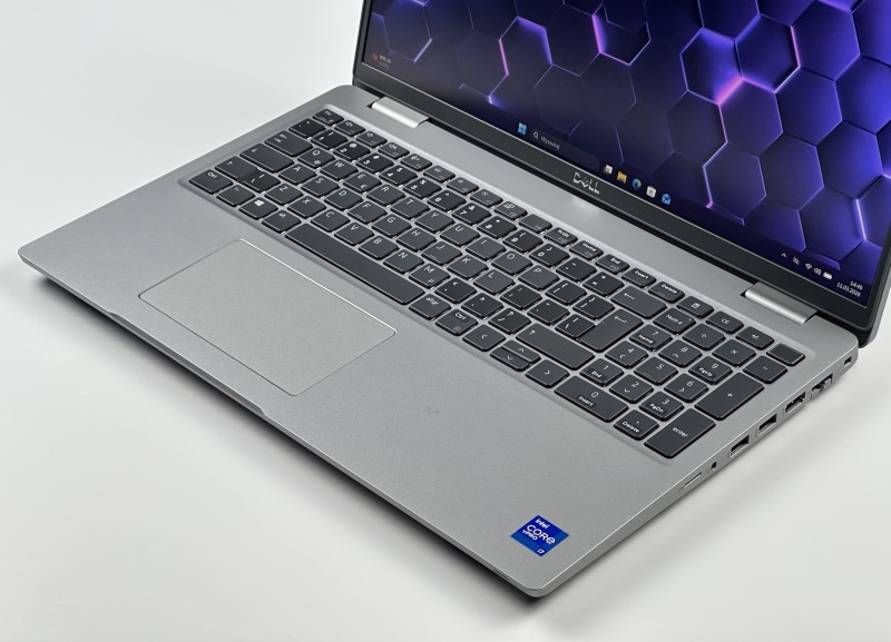 Dell Latitude 5521 z i7-11850H i dotykowym ekranem FHD 15,6 to wydajny laptop biznesowy, który łączy komfort pracy z nowoczesną funkcjonalnością (9).JPG