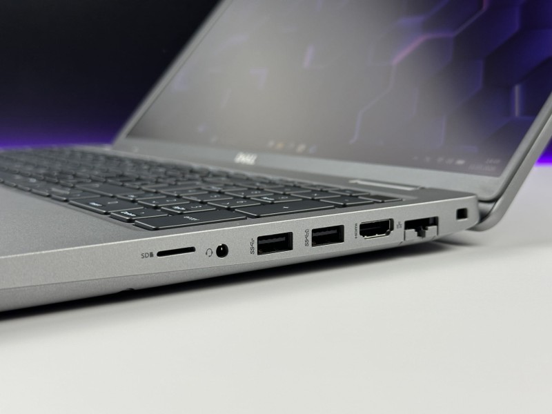 Dell Latitude 5521 z i7-11850H i dotykowym ekranem FHD 15,6 to wydajny laptop biznesowy, który łączy komfort pracy z nowoczesną funkcjonalnością (10).JPG