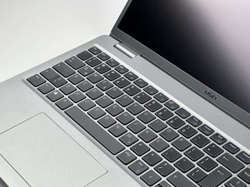 Dell Latitude 5521 z i7-11850H i dotykowym ekranem FHD 15,6 to wydajny laptop biznesowy, który łączy komfort pracy z nowoczesną funkcjonalnością (14).JPG