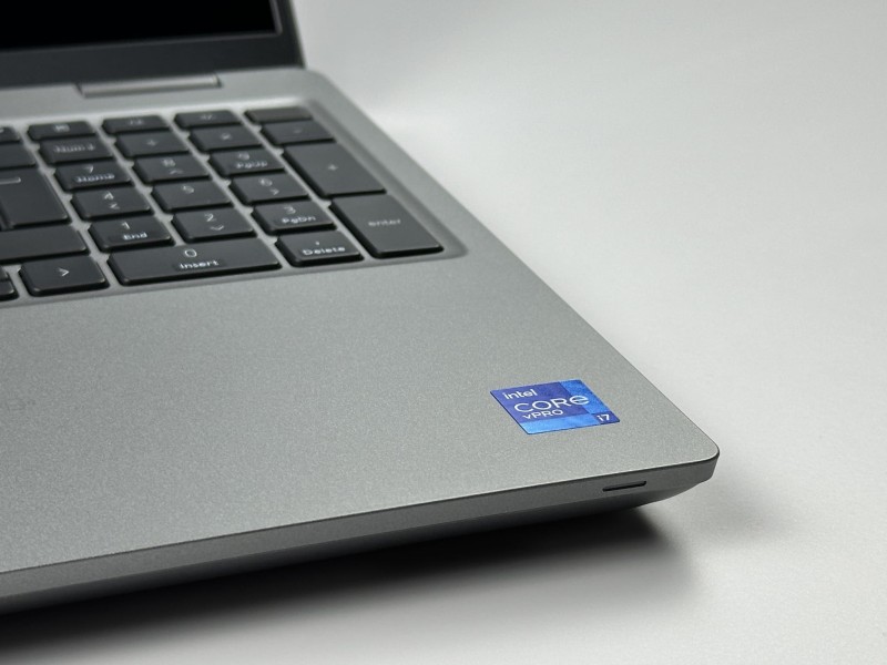 Dell Latitude 5521 z i7-11850H i dotykowym ekranem FHD 15,6 to wydajny laptop biznesowy, który łączy komfort pracy z nowoczesną funkcjonalnością (15).JPG