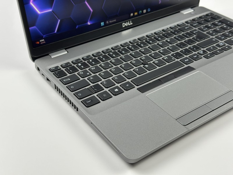 Dell Latitude 5511 z i7-10850H i grafiką MX250 to wydajny laptop do pracy, projektów i codziennych zadań. Ekran FHD zapewnia wygodę użytkowania (3).JPG