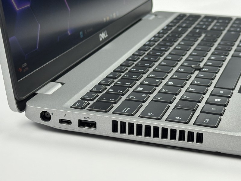 Dell Latitude 5511 z i7-10850H i grafiką MX250 to wydajny laptop do pracy, projektów i codziennych zadań. Ekran FHD zapewnia wygodę użytkowania (4).JPG