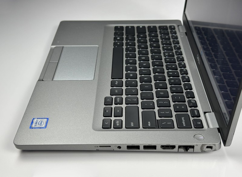 Latitude 5400 Chromebook i5, 16GB RAM i 256GB SSD. Dotykowy 14” FHD oraz modem LTE czynią go idealnym do pracy w chmurze i mobilnego biura.