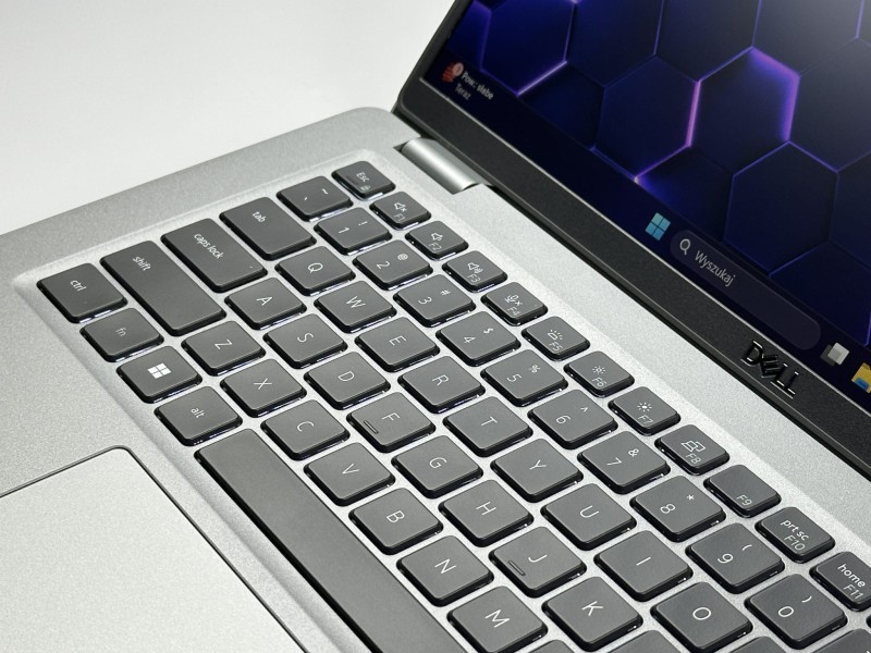 Dell Latitude 5431 z i7-1270P i ekranem FHD 14" to wydajny laptop biznesowy do pracy biurowej, mobilnej i codziennych zadań. Klawiatura QWERTY PL.