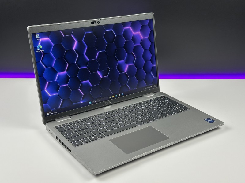 Dell Latitude 5540 – i7-1370P i matryca FHD 15.6". Biznesowy laptop z klawiaturą US, idealny do pracy biurowej, mobilnej i wielozadaniowości.
