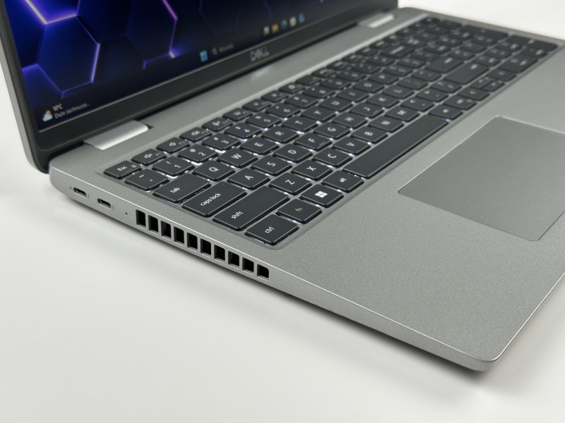 Dell Latitude 5540 – i7-1370P i matryca FHD 15.6". Biznesowy laptop z klawiaturą US, idealny do pracy biurowej, mobilnej i wielozadaniowości.
