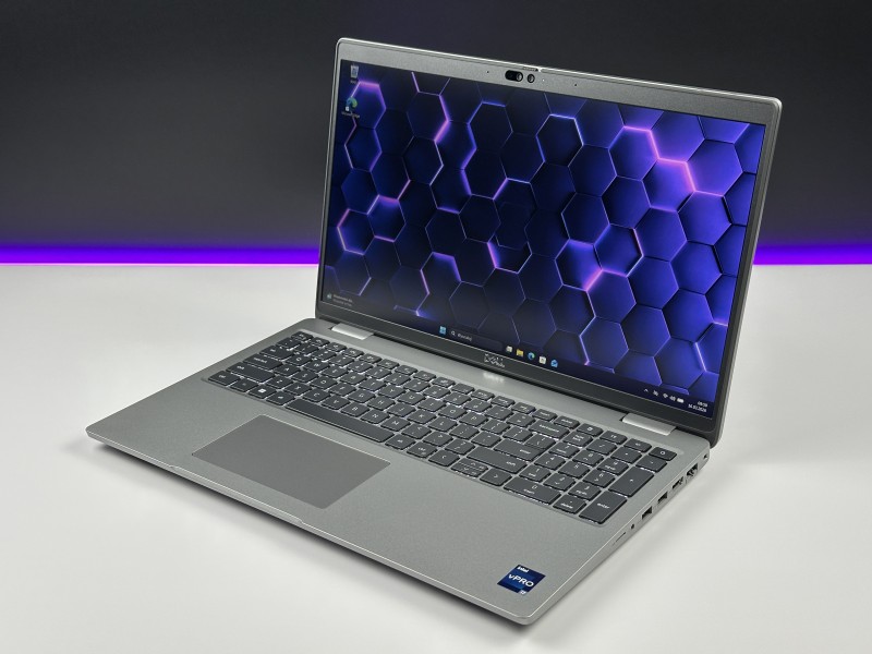 Dell Latitude 5540 – i7-1370P i matryca FHD 15.6". Biznesowy laptop z klawiaturą US, idealny do pracy biurowej, mobilnej i wielozadaniowości.