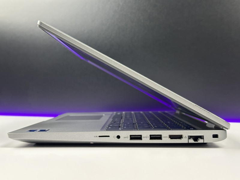 Dell Latitude 5540 – i7-1370P i matryca FHD 15.6". Biznesowy laptop z klawiaturą US, idealny do pracy biurowej, mobilnej i wielozadaniowości.