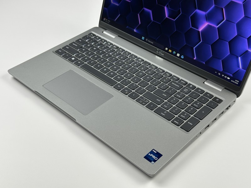 Dell Latitude 5540 – i7-1370P i matryca FHD 15.6". Biznesowy laptop z klawiaturą US, idealny do pracy biurowej, mobilnej i wielozadaniowości.