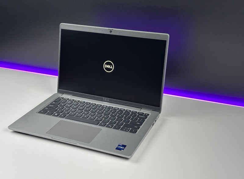 Dell Latitude 5440 z i5-1345U, matrycą FHD i klawiaturą US (PL QWERTY) – laptop biznesowy łączący wydajność, mobilność i wygodę codziennej pracy.