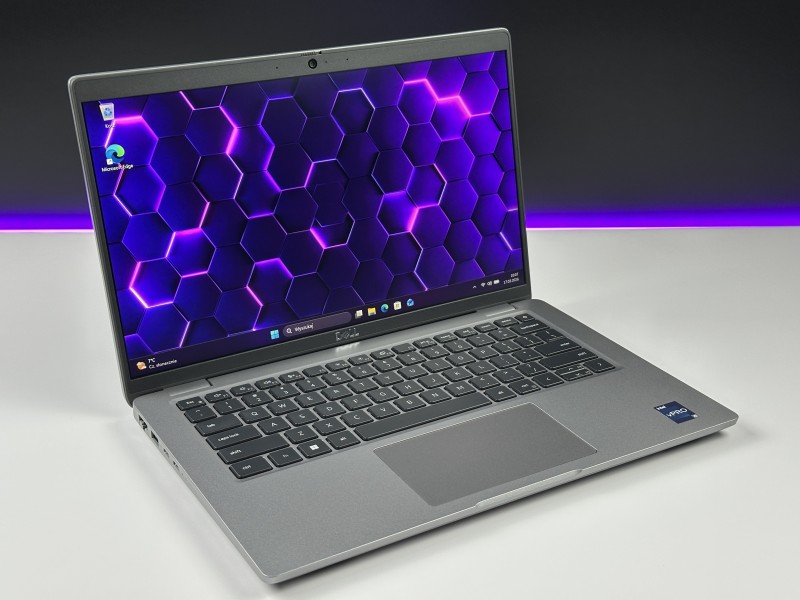 Dell Latitude 5440 z i5-1345U, matrycą FHD i klawiaturą US (PL QWERTY) – laptop biznesowy łączący wydajność, mobilność i wygodę codziennej pracy.